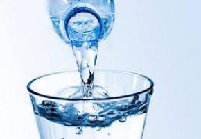 Uống nước khoáng hàng ngày có tốt không?